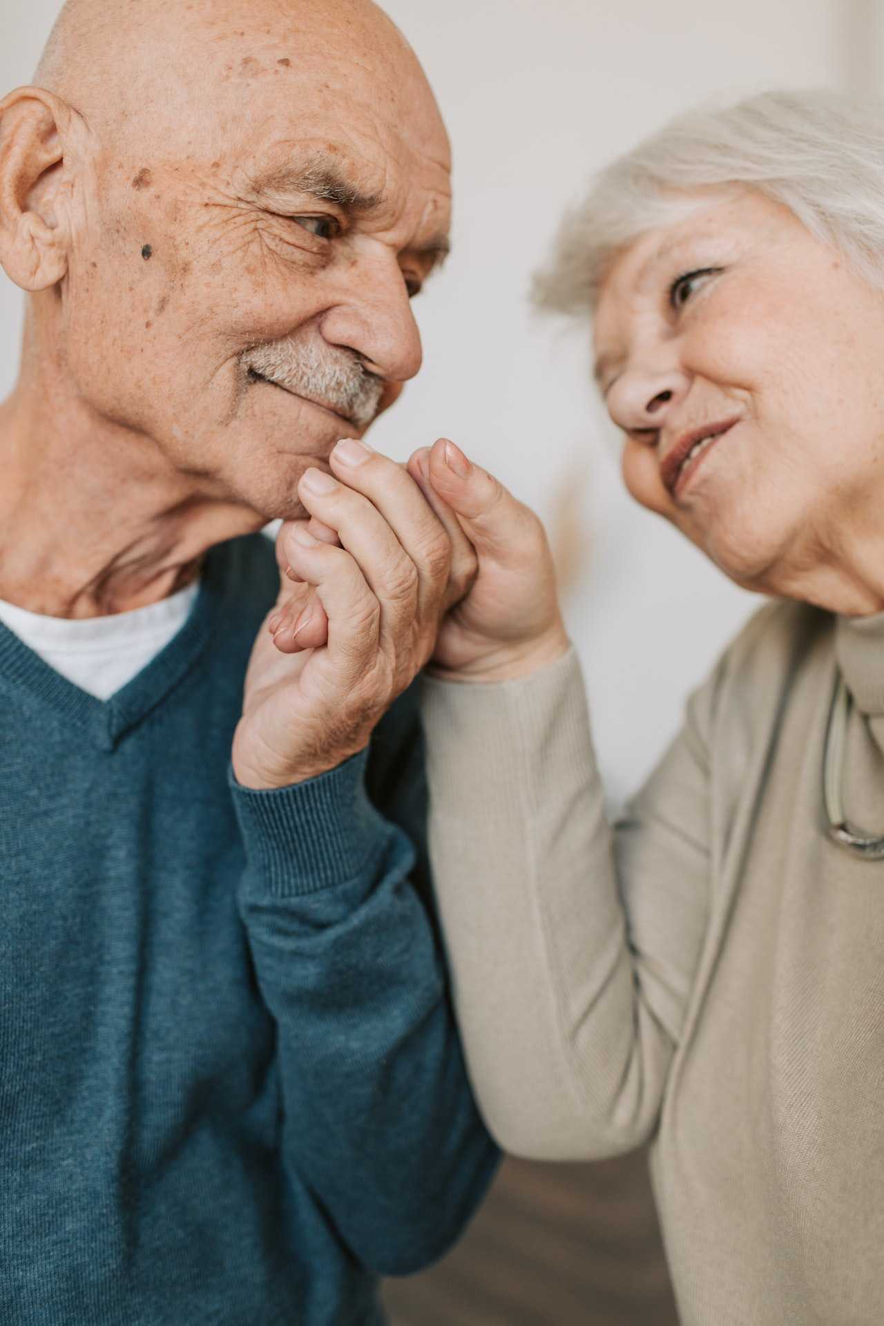 Two elederly people embracing each other